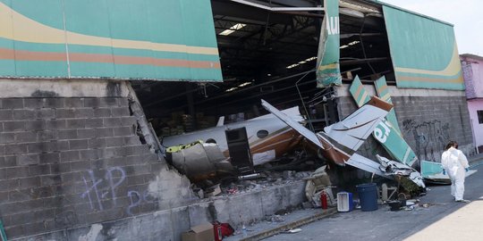 Tiga Orang Tewas Usai Pesawat Menghantam Supermarket di Meksiko