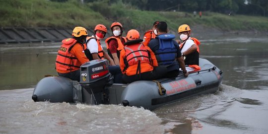 Momen Ganjar dan Gibran Susuri Bengawan Solo Naik Perahu Karet