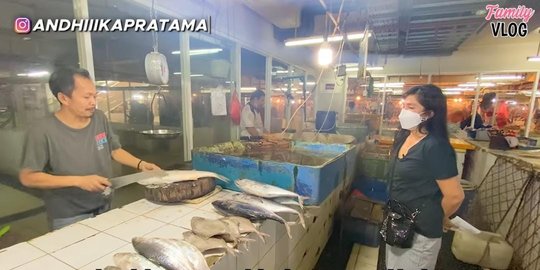 Potret Ussy Sulistiawaty Borong Ikan di Pasar, Penampilannya Sukses Mencuri Perhatian