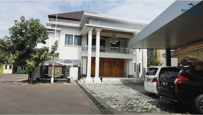 4 potret rumah mewah haryanto pemilik bus garasi luas