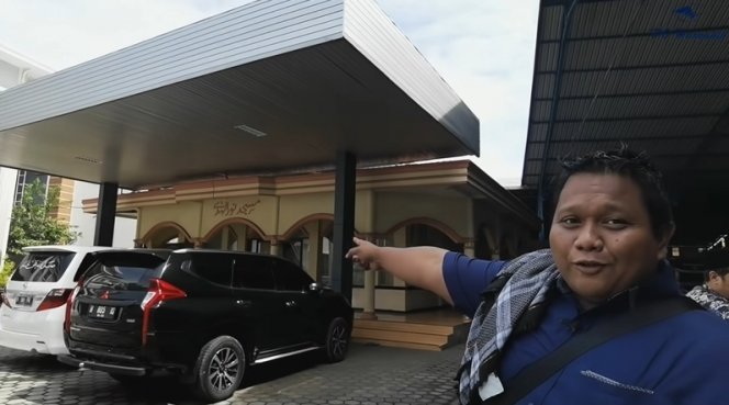 4 potret rumah mewah haryanto pemilik bus garasi luas