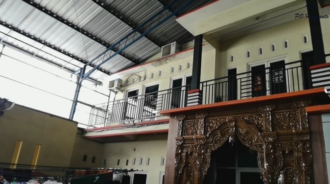 4 potret rumah mewah haryanto pemilik bus garasi luas