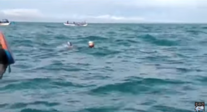 keberanian bocah 9 tahun berenang di tengah laut