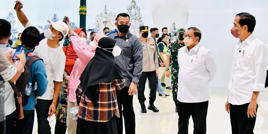 Presiden Jokowi Tiba di Bandara Yogyakarta, Sapa Penumpang Ingatkan Prokes