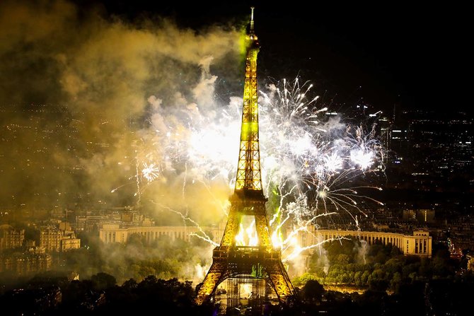 menara eiffel di hari bastille