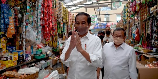 Jelang Ramadan, Jokowi Cek Ketersediaan Bahan Pokok di Sejumlah Pasar Jawa Tengah