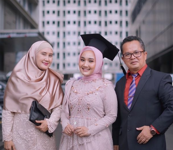 resmi jadi sarjana pesan fatin shidqia lubis ini bikin haru