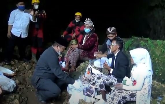 pasangan pengantin ini ijab kabul di dalam goa