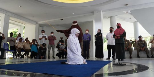Ketahuan Bermesraan Dalam Indekos, Sejoli di Banda Aceh Dicambuk