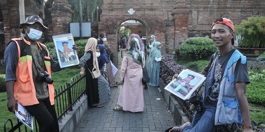 Berkah Musim Ziarah Bagi Fotografer Keliling Menara Kudus