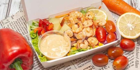 Dukung Gaya Hidup Sehat dengan Menyantap Lezatnya Salad Sayur Udang
