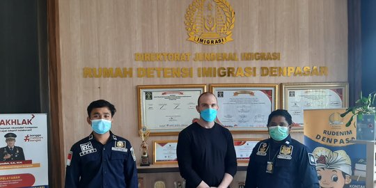 Bebas dari Penjara, Bule Perancis Terlibat Kepemilikan Sabu & Senjata Dideportasi