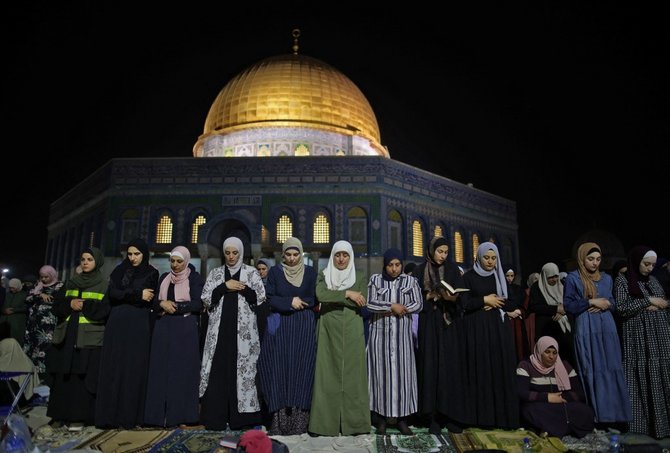 kekhusyukan doa muslim palestina saat berburu malam lailatul qadar