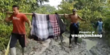 Warga Sakit di Pelosok Jombang Harus Ditandu Menuju Faskes, Lewati Tengah Hutan