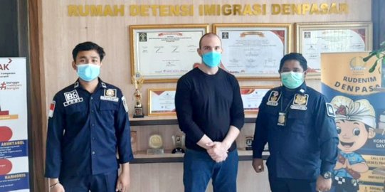 Bebas dari Lapas Bangli, WN Prancis Pemilik Sabu dan Senjata Api Dideportasi