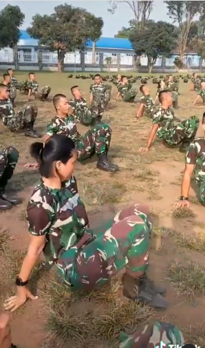 keren abis tni wanita seorang diri tak kalah latihan fisik sama para prajurit pria