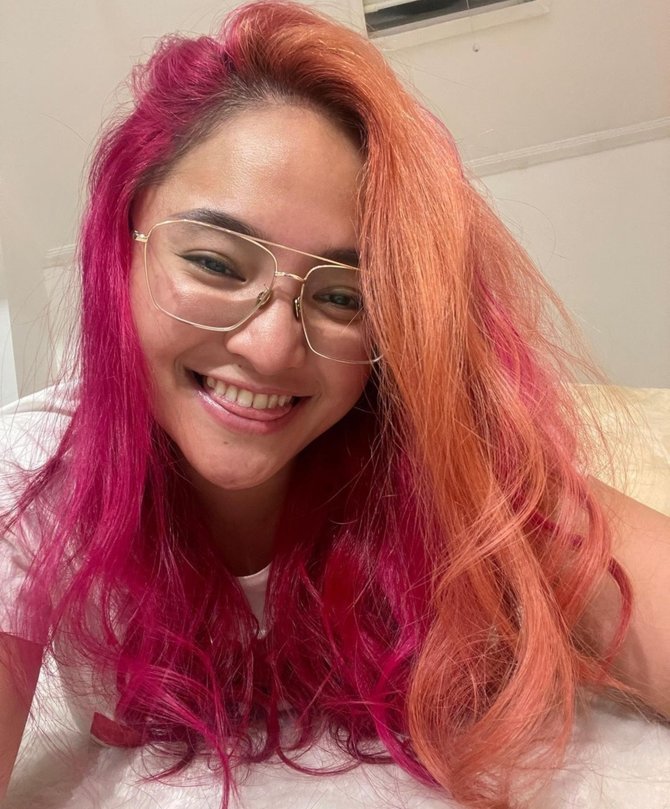 4 potret marshanda dengan berbagai gaya rambut terbaru warna pink