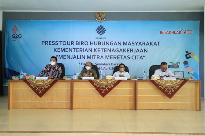 sekjen kemnaker anwar membuka press tour tahun 2022 di padang