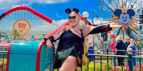 Potret Umi Kalsum Ibunda Ayu Ting Ting Liburan di Disneyland California, Happy Banget