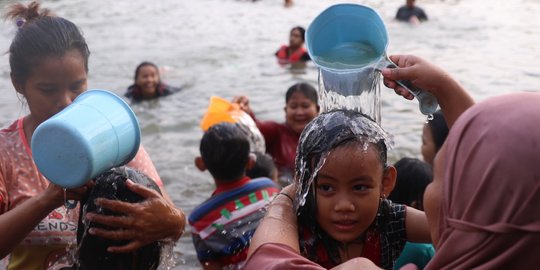 Tradisi Keramas Bersama di Sungai Cisadane Jelang Puasa