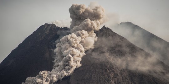 Gunung Merapi Luncurkan Awan Panas Guguran Sejauh 1,5 Kilometer