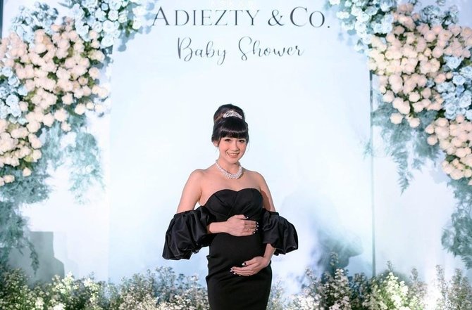 potret baby shower adiezty fersa bumil cantik banget pakai dress warna hitam