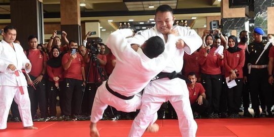 Potret Jenderal Dudung Terima Sabuk Hitam Dan-5 Judo, Begini Gaya Saat Banting Lawan