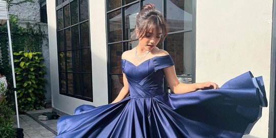 Potret Cantik Fuji Pakai Dress Biru, Disebut Tinkerbell Dunia Nyata