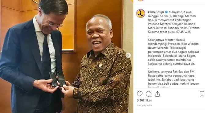 momen menteri basuki tunjukkan hp jadulnya