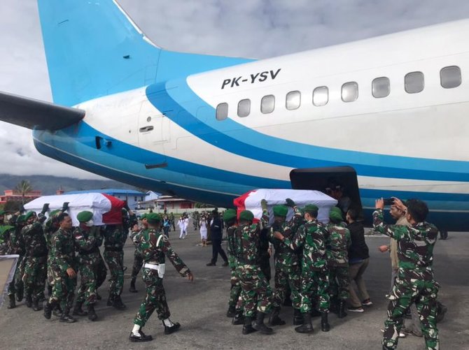 jenazah sertu eka dan istri diterbangkan ke jawa timur