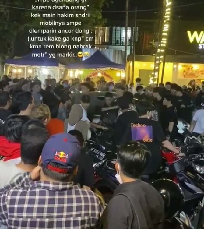 viral mobil tabrak deretan motor parkir sopir ternyata seorang kakek