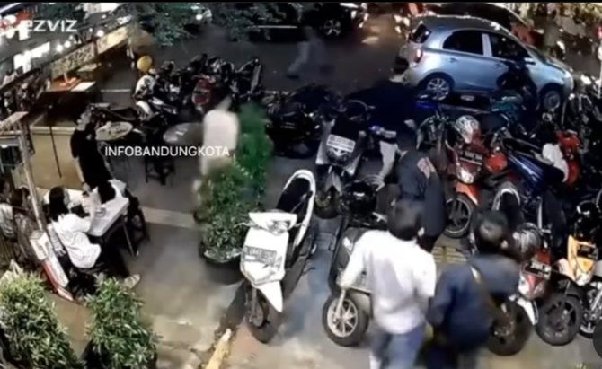 viral mobil tabrak deretan motor parkir sopir ternyata seorang kakek