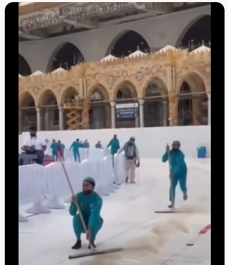 aksi petugas kebersihan masjidil haram di kakbah jadi sorotan