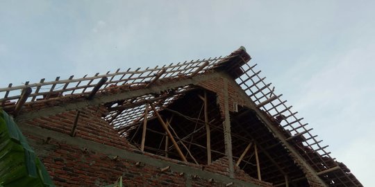 Puting Beliung Terjang Garut, Atap Rumah Warga Mengalami Kerusakan