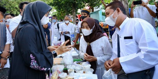 Fasilitasi Pasar Takjil, Bupati Ipuk Sebut Momentum Bangkitkan Ekonomi Sektor Kuliner