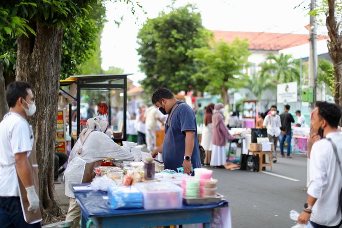 pasar takjil marak digelar di kabupaten banyuwangi