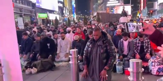 Pertama Kali dalam Sejarah, Salat Tarawih di Times Square New York Viral