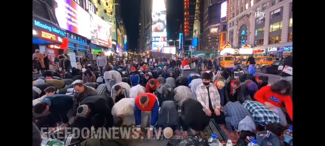 pertama kali dalam sejarah sekelompok orang salat tarawih di times square new york viral