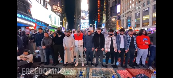 pertama kali dalam sejarah sekelompok orang salat tarawih di times square new york viral