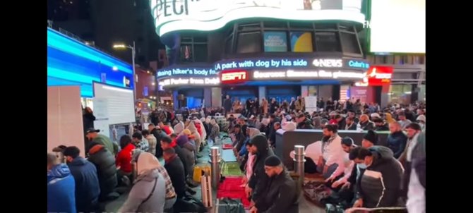 pertama kali dalam sejarah sekelompok orang salat tarawih di times square new york viral