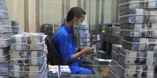 Rupiah Menguat Dipengaruhi Turunnya Harga Minyak Dunia