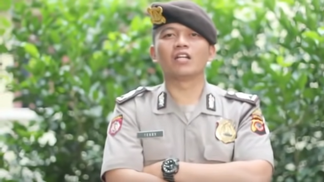 video polisi nge rap lagu 039tahu bulat039