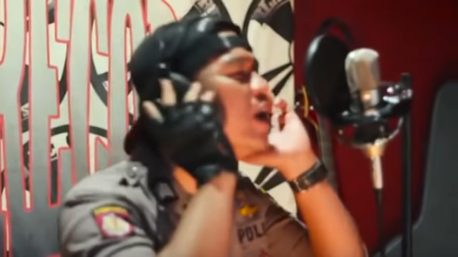 video polisi nge rap lagu 039tahu bulat039