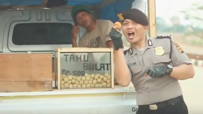 video polisi nge rap lagu 039tahu bulat039