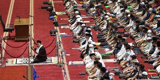 Viral Video Salat Tarawih Kilat, Empat Rakaat Cuma 10 Detik
