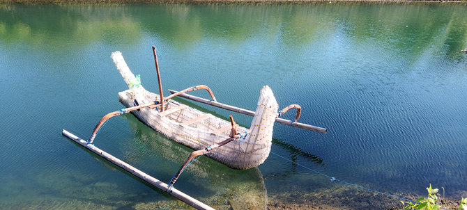uniknya perahu tradisional bali terbuat dari ribuan botol plastik di denpasar