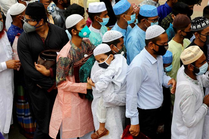 antrean salat idul fitri di dhaka bangladesh