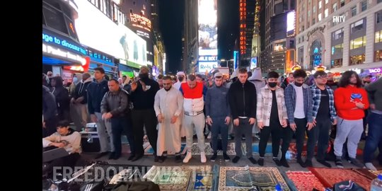 Ratusan Muslim AS Gelar Tarawih di Times Square New York City