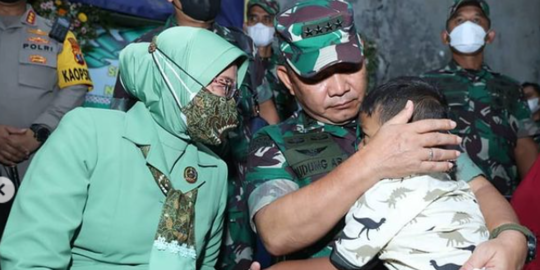 Momen Jenderal Dudung Jenguk Anak Sertu Eka, Dipangku Sampai Tak Kuasa Tahan Tangis