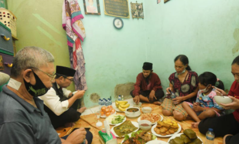 ridwan kamil buka puasa di rumah warga